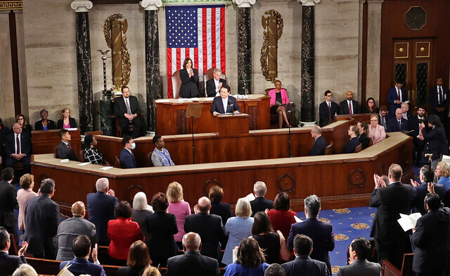 President Yoon Suk-yeol of South Korea receives a standing ovation during his address to US Congress on April 27. (Yoon Woon-sik/The Hankyoreh)