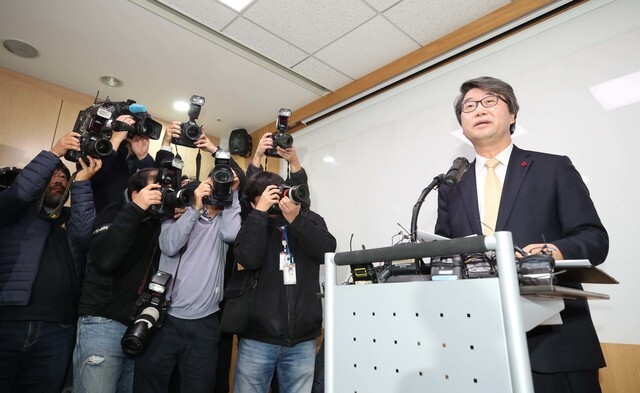Kim Ji-hyung, a former Supreme Court Justice who has been selected to head the Samsung Group’s “law compliance oversight committee,” talks to reporters regarding his new responsibilities at his office in Seoul on Jan. 9. (Baek So-ah, staff photographer)