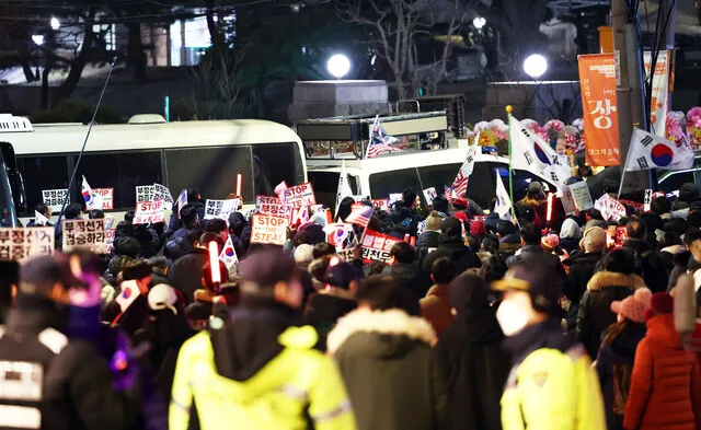 윤석열 대통령 지지자들이 19일 저녁 서울 종로구 헌법재판소 인근에서 탄핵 반대 구호를 외치고 있다. 연합뉴스