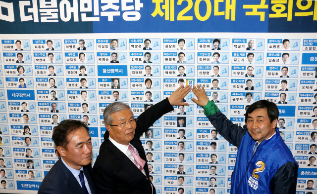  wearing a jacket of the same color as the Saenuri Party