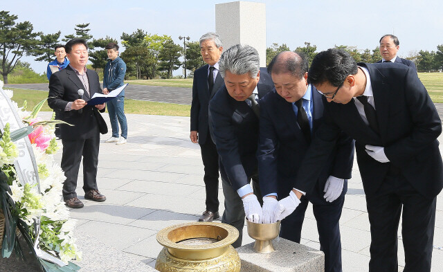 2012년 총선에 이어 지난 4월 총선에서도, 더불어민주당은 제주의 의석 3개를 모두 차지했다. 총선 직후인 4월15일 오영훈·강창일·위성곤 의원(왼쪽부터) 당선자가 제주4·3평화공원을 찾아 분향하고 있다. 연합뉴스