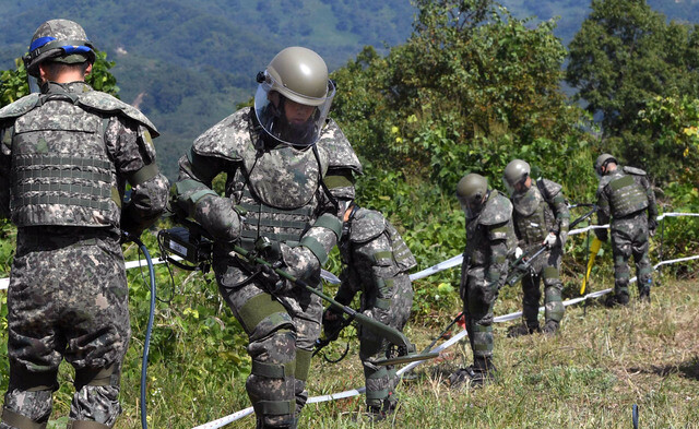 South Korean military personnel begin mine removal efforts on Arrowhead (Hwasalmeori) Hill in Cheorwon County