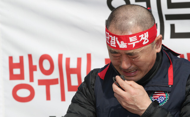 Choi Eun-sik, head of the labor union for South Korean workers under US Forces Korea, calls for improvements to the South Korea-US defense cost-sharing negotiations in front of the Blue House on Mar. 25. (Yonhap News)