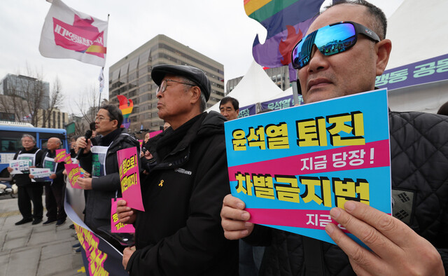 차별금지법제정연대 회원들이 12일 오후 서울 종로구 서십자각 인근에서 윤석열 대통령 탄핵을 촉구하는 시국선언을 하고 있다. 신소영 기자 viator@hani.co.kr