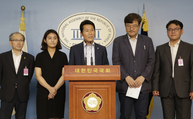 윤소하 정의당 의원(가운데)이 6월8일 국회 정론관에서 0~15살 아동의 입원진료비를 국가가 책임지도록 하는 국민건강보험법 개정안을 발의한 뒤 기자회견을 열었다. 김진수 기자