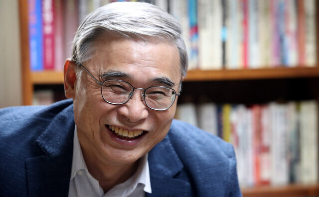 Lee Jong-seok, a senior research fellow at the Sejong Institute and former unification minister, during his interview with the Hankyoreh at the Sejong Institute in Seongnam, Gyeonggi Province, on Aug. 7. (Kim Gyoung-ho, staff photographer)
