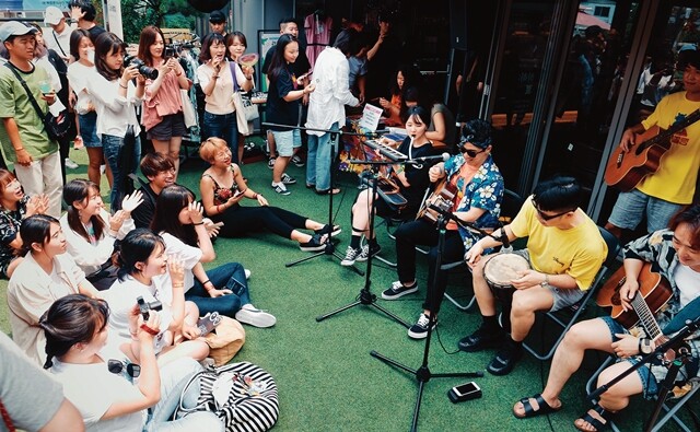 7월14일 서울 종로구 복합문화공간 에무에서 열린 축제 ‘종로콜링’에서 한경록이 노래하고 있다. 캡틴락컴퍼니 제공