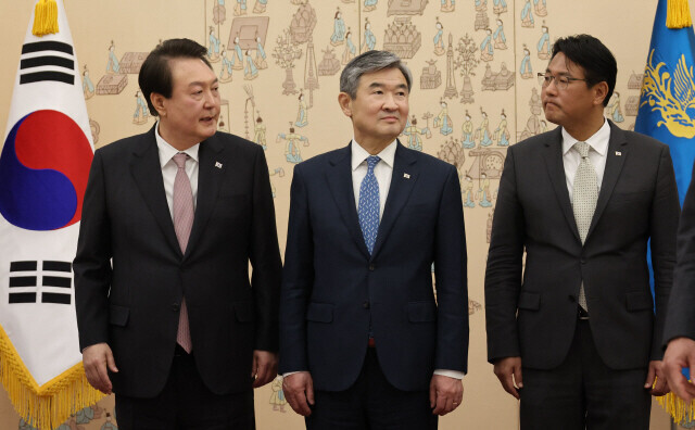President Yoon Suk-yeol (left) stands with Cho Tae-yong (center), the new leader of the National Security Office, and Kim Tae-hyo (right), the first deputy director of the NSO, at Cho’s appointment ceremony at the presidential office on March 30, one day after Kim Sung-han stepped down as leader of the NSO. (presidential office pool photo)