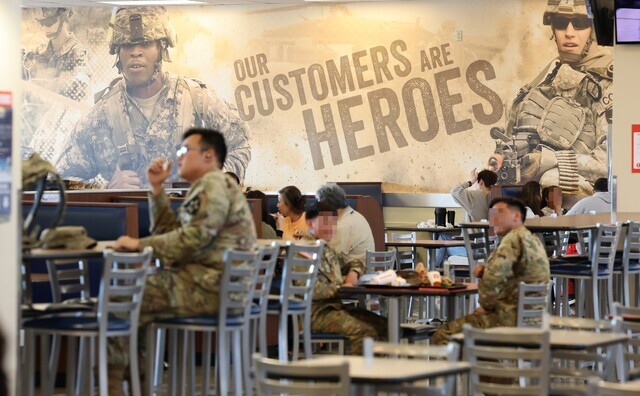 US service members, staff, and their families eat lunch in a food court at Camp Humphreys, a US Forces Korea base in Pyeongtaek, Gyeonggi Province. The base features elementary through high schools, a library, a gym and pool, as well as a shopping mall, a food court, religious facilities, a hospital, and a gas station, meaning that there is no need to leave the base for everyday life. (Kim Jung-hyo/The Hankyoreh)