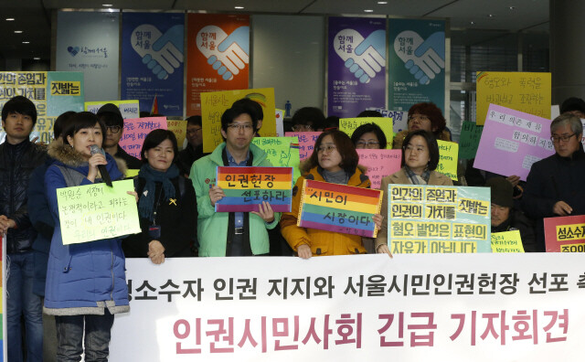 성소수자 차별 반대 무지개 행동과 무지개 농성단이 지난해 12월 ‘동성애를 지지하지 않는다’라고 발언한 박원순 시장과의 면담을 요구하며 서울시청에서 점거 농성을 벌였다. 한겨레 이정아 기자