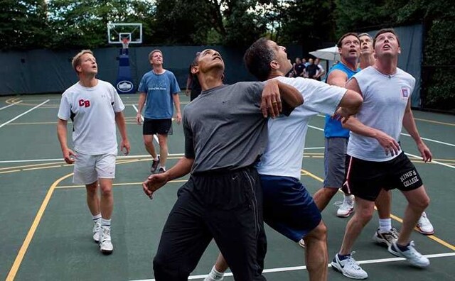 2009년 버락 오바마 전 미국 대통령이 백악관 내 코트에서 국회의원, 각료들과 함께 농구를 즐기고 있다. Getty Images