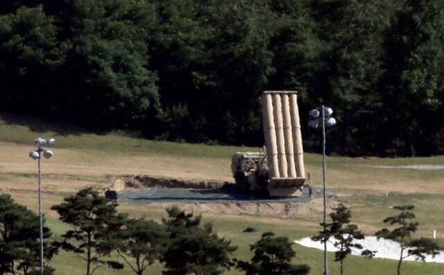 경북 성주군 초전면 소성리에 배치된 사드 포대 일부. 사드 포대는 6기로 구성되며, 현재 4기는 성주 인근에 반입된 것으로 알려졌다. 정용일 기자