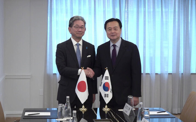 First Vice Minister of Foreign Affairs Cho Hyun-dong shakes hands with his Japanese counterpart Vice Foreign Minister Takeo Mori following talks on Feb. 13 in Washington. (Yonhap)