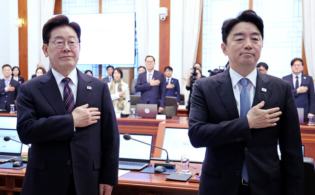 이재명 대통령과 강훈식 비서실장이 21일 청와대에서 열린 수석보좌관회의에서 국민의례를 하고 있다. 강 비서실장은 이날 오전 이 대통령에게 사의를 표명했다. 연합뉴스