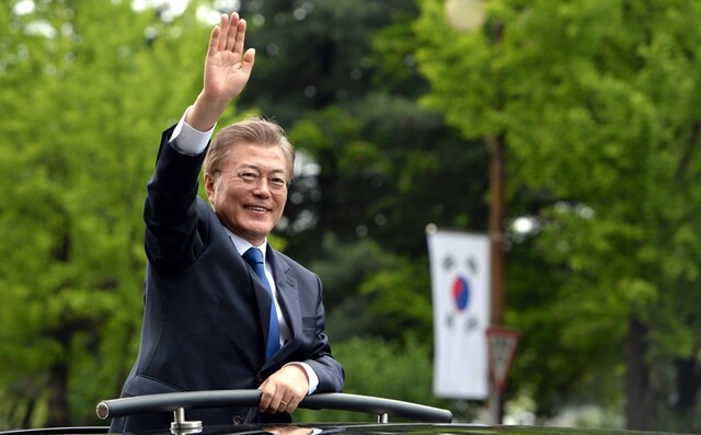 5월10일 국회에서 취임식을 마친 문재인 대통령이 국회대로를 지나며 시민들에게 손을 흔들어 인사하고 있다. 국회사진기자단