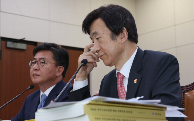 May 4. On the left is Minister of Unification Hong Yong-pyo. (by Lee Jeong-woo