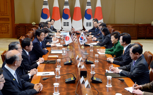 Japanese Prime Minister Shinzo Abe (fifth from the left) and South Korean President Park Geun-hye hold their first summit in 3.5 years