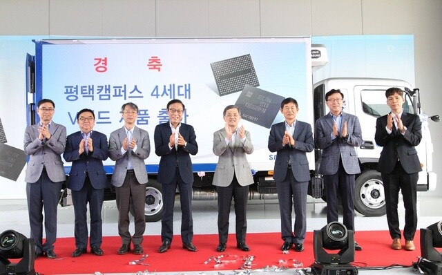 A launch event to mark the start of mass production at Samsung Electronics‘ semiconductor complex in Pyeongtaek on July 4. From left to right