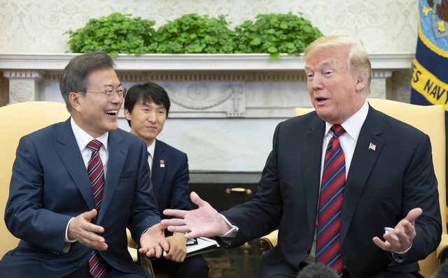 South Korea President Moon Jae-in smiles cheerfully during his summit with US President Donald Trump at the White House’s Oval Office on may 22. (Blue House photo pool)
