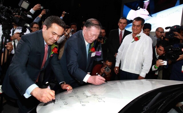Mexican Secretary of Economy Ildefonso Guajardo Villarreal (far left) and Hyundai Motor Group Chairman Chung Mong-koo at a commemoration event for the launch of the K3 (Forte) at Hyundai’s manufacturing plant in Mexico. (provided by KIA Motors)