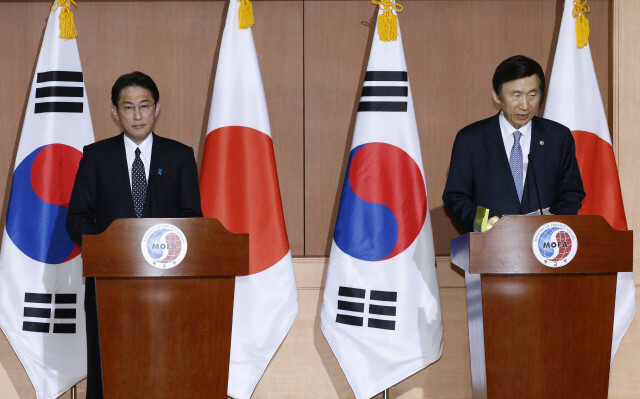 2015年12月28日、尹炳世外相と岸田文雄外相は、ソウルの外務省で慰安婦会議を行った後、共同記者会見を行いました。  ＜ハンギョレ＞データの写真