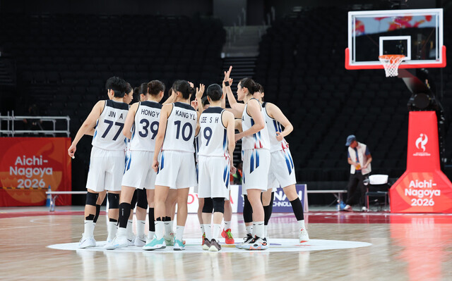 여자농구 대표팀이 지난 18일 일본 나고야 아이치 인터내셔널 경기장에서 열린 2026 아이치·나고야 아시안게임 여자농구 조별리그 1차전 말레이시아와 경기에 앞서 파이팅을 외치고 있다. 대표팀은 21일 몽골과 2차전에서 승리하며 8강행을 조기 확정했다. 나고야/연합뉴스