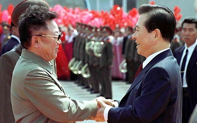 Then South Korean President Kim Dae-jung and then North Korean leader Kim Jong-il shake hands in Pyongyang on June 13, 2000. (Blue House photo pool)