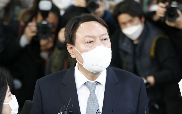 Then-Prosecutor General Yoon Seok-youl takes questions from reporters after announcing his resignation at the Supreme Prosecutors’ Office in Seoul on March 4. (Kim Hye-yun/The Hankyoreh)