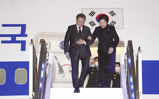 South Korean President Moon Jae-in and first lady Kim Jung-sook step out of the Korean Air Force One after arriving in Budapest, Hungary, on Tuesday for a state visit. (Yonhap News)