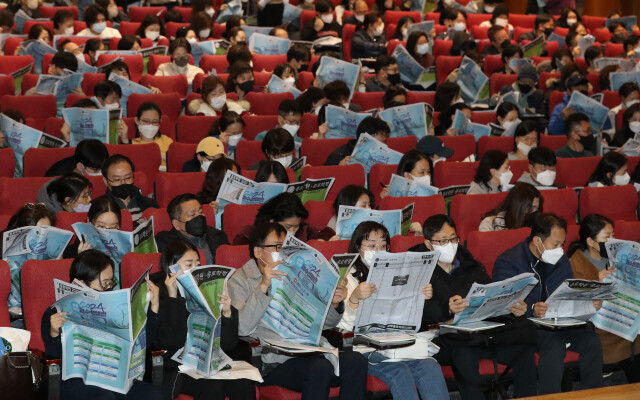 In the 2024 entrance exam, changes are foreseen such as the complete abolition of the self-introduction letter, the reduction of key items in the student's record, the relaxation of the minimum academic level standard for casual recruitment, and the expansion of essay screening.  The picture shows the whole scene of the university entrance exam.  Reporter Kim Jeong-hyo hyopd@hani.co.kr