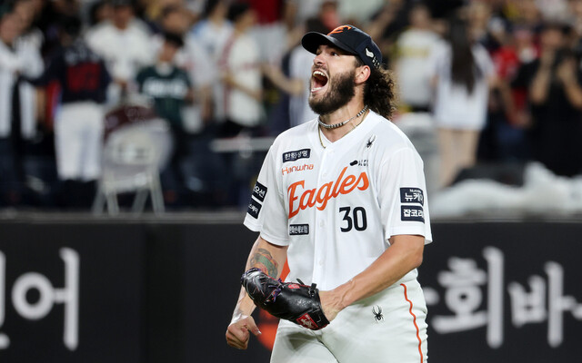 Hanwha Eagles Codyse Ponse is cheering after catching Lotte Han Sun in the sixth round in the match against the KBO League Lotte Giants held at Hanwha Life Ball Park in Daejeon on the 12th. Ponde set a record of 200 strikeouts with the minimum match (23 games). Yonhap News