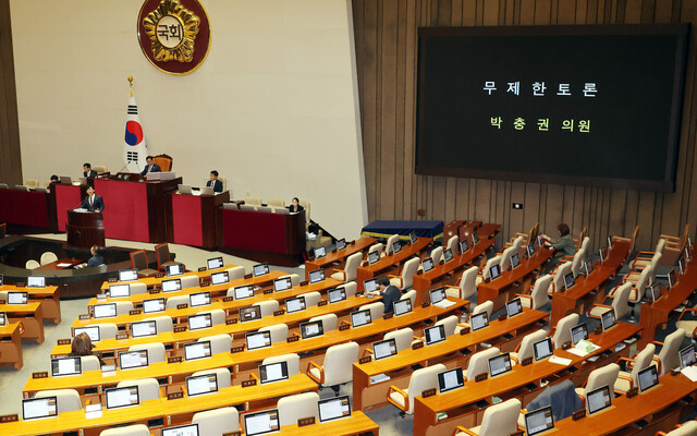 박충권 국민의힘 의원이 28일 국회 본회의장에서 전날 본회의에 상정된 국회법 개정안에 대한 필리버스터(무제한 토론)를 진행하고 있다. 지난 25일 개회한 국회 본회의는 상정 법안에 대한 국민의힘의 필리버스터가 연속되면서 3일째 열리고 있다. 김경호 선임기자 jijae@hani.co.kr
