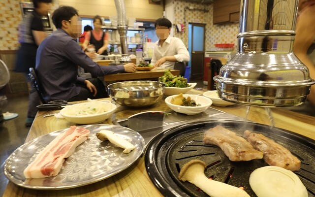 지난 6월21일 서울 영등포구 ‘양평왕갈비’에서 손님들이 저녁 식사를 하고 있다. 여기서 일하는 아르바이트 노동자는 시급 1만원을 받는다. 김진수 기자