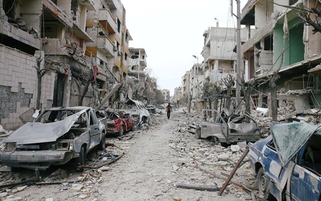 시리아 반군이 장악한 동구타 두마 지역이 정부군의 공습으로 폐허로 변했다. REUTERS 연합뉴스