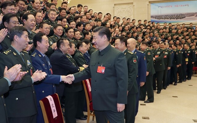 시진핑 중국 국가주석이 지난해 10월 제19차 공산당 당대회에 참석해 당관계자들과 악수하고 있다. 신화 연합뉴스