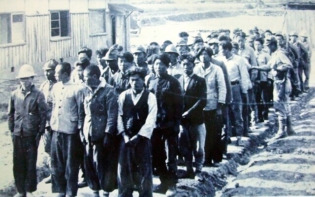 제주농업학교 수용소에 갇힌 귀순 제주도민들이 심문을 기다리고 있다. 한겨레