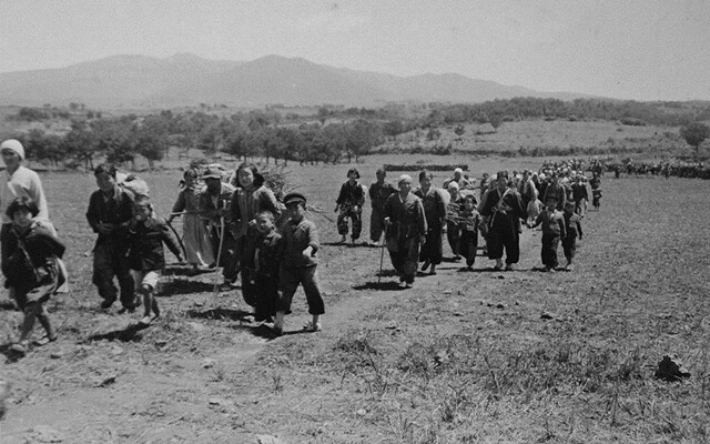산으로 피신한 주민들이 마을로 돌아가고 있다. 1948년 5월15일 촬영됐다. 국사편찬위원회 제공