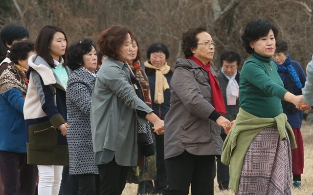2014년 2월 제주시 조천읍 돌문화공원에서 ‘제주 4·3’ 유족들이 희생자들의 넋을 기리는 ‘평화의 춤’ 을 추고 있다. 한겨레 이정아 기자
