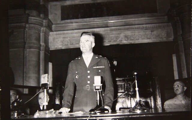 윌리엄 하지 미 군정장관이 1948년 5·10 총선거구성된 제헌의회 개원식(5월31일)에서 연설하고 있다. 국사편찬위원회 제공