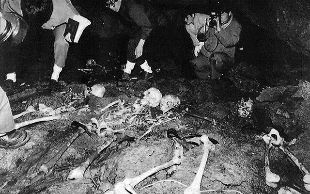 제주4·3연구소 조사반이 1992년 2월 제주도 북제주군 구좌읍 중산간 ‘다랑쉬오름’ 주변 동굴에서 발견한 4·3 때 희생된 것으로 추정되는 유해들. 한겨레