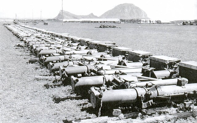 1940년대 말 제주 서남부 알뜨르 비행장에 늘어서 있는 일본군 무기들. 알뜨르 비행장을 비롯해 해안 특공기지 등 많은 일본군 전적지가 지금도 옛 모습 그대로 남아 있다. 조성윤 제공