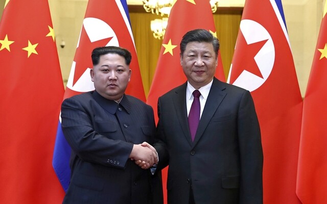 중국을 전격 방문한 김정은 조선노동당위원장과 시진핑 중국 국가주석이 악수하고 있다. 신화통신 연합뉴스