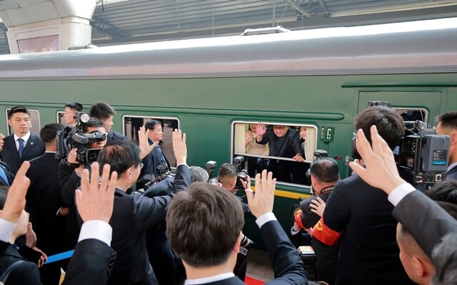 김정은 위원장을 태운 북한 특별열차가 3월27일 오후 많은 인파의 환송을 받으며 베이징역을 떠나고 있다. 신화통신 연합뉴스
