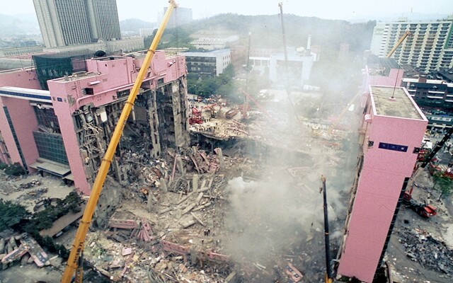1995년 6월29일 서울 서초동 삼풍백화점이 맥없이 무너졌다. 이 사고로 502명이 숨졌다. 한국에서 발생한 단일 사건 가운데 가장 큰 인명 피해가 난 참사였다. 안전불감증이 불러온 인재(人災)라는 지적이 잇따랐다. 그 인재는 2018년에도 멈추지 않고 있다. 한겨레