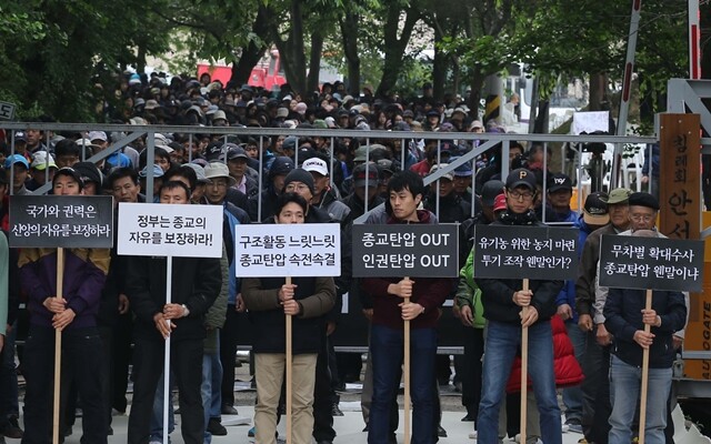 인천지검 특별수사팀이 2014년 5월21일 기독교복음침례회의 본산인 경기도 안성시 금수원에 유병언 전 세모그룹 회장을 검거하기 위해 진입했다. 유 전 회장은 한 달 전 금수원을 떠났음에도, 검찰은 한 달 가까이 이 사실을 모르고 있었다. 류우종 기자