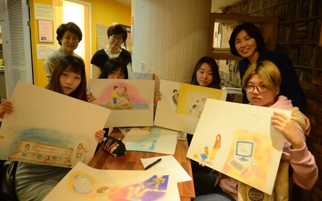 입양 동화를 만들기 위해 모인 ‘물타기연구소’ 구성원들과 그림을 그려준 고등학생들. 정은주