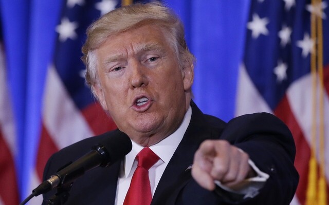 2017년 1월 도널드 트럼프 미국 대통령이 뉴욕 트럼프타워에서 열린 첫 당선 기자회견에서 취재진을 손가락으로 가리키며 말하고 있다. AP 연합뉴스