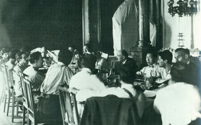 코민테른 제2차 대회 민족·식민지 분과에서 토의 중인 박진순과 레닌. 임경석 제공