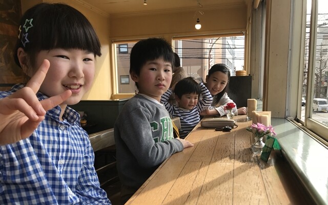 일본 도쿄에서 아이 넷을 낳아 키우는 박철현씨는 일본 자치단체의 탄탄한 지원 덕분에 보육에 큰 어려움이 없다고 말한다. 박철현씨의 자녀들이 집 근처 음식점에서 즐거운 한때를 보내고 있다. 박철현 제공
