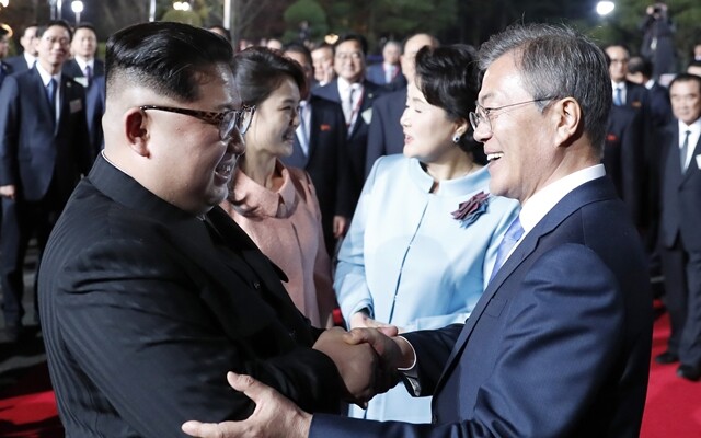 ‘북한은 개혁·개방으로 갈 준비를 마친 걸까?’ 문재인 대통령과 김정은 북한 국무위원장이 4월27일 판문점 평화의집에서 정상회담을 마치고, 환한 표정으로 작별인사를 하고 있다. 한국공동사진기자단